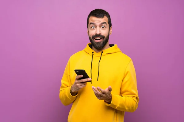 Hombre Guapo Con Sudadera Amarilla Sorprendido Enviando Mensaje — Foto de Stock