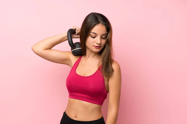 Joven Chica Deportiva Sobre Fondo Rosa Aislado Haciendo Levantamiento Pesas —  Fotos de Stock