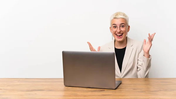 Bir Dizüstü Bilgisayar Ile Kısa Saçlı Genç Kız Çok Gülümseyen — Stok fotoğraf