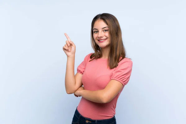 Junge Brünette Mädchen Über Isolierten Blauen Hintergrund Zeigt Mit Dem — Stockfoto