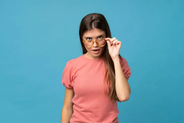 Junge Frau Über Isoliertem Blauem Hintergrund Mit Brille — Stockfoto