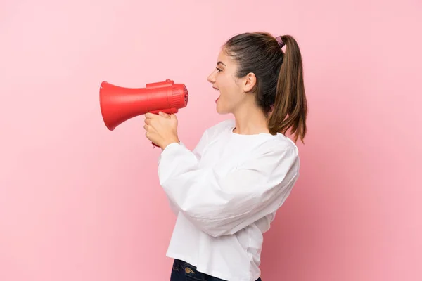 Jong Brunette Meisje Geïsoleerde Roze Achtergrond Schreeuwen Door Een Megafoon — Stockfoto