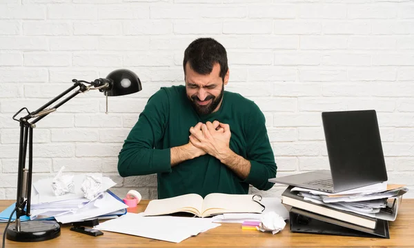 Étudiant Homme Ayant Une Douleur Dans Cœur — Photo