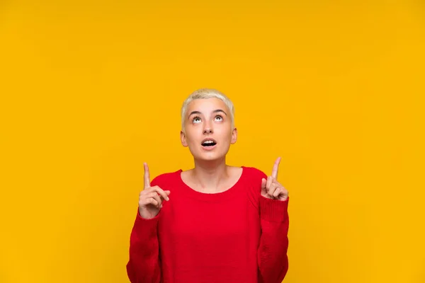 Menina Adolescente Com Cabelos Brancos Curtos Sobre Parede Amarela Apontando — Fotografia de Stock