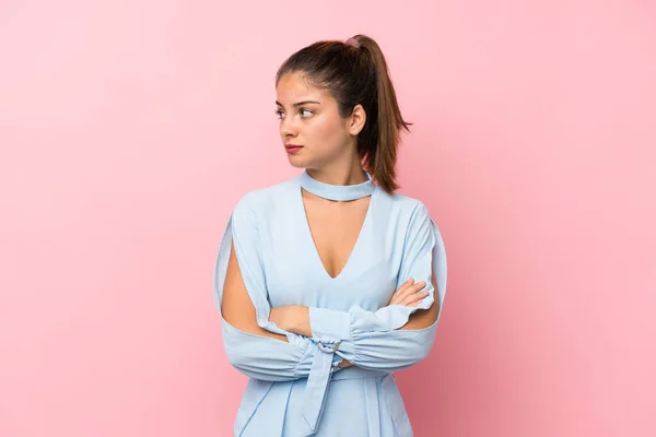 Chica Morena Joven Sobre Fondo Rosa Aislado Pensando Una Idea —  Fotos de Stock