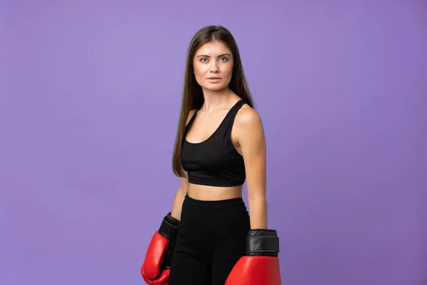 Junge Frau Über Isoliertem Hintergrund Mit Boxhandschuhen — Stockfoto