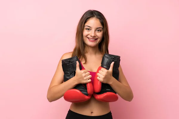 Junge Sportlerin Über Isoliertem Rosa Hintergrund Mit Boxhandschuhen — Stockfoto