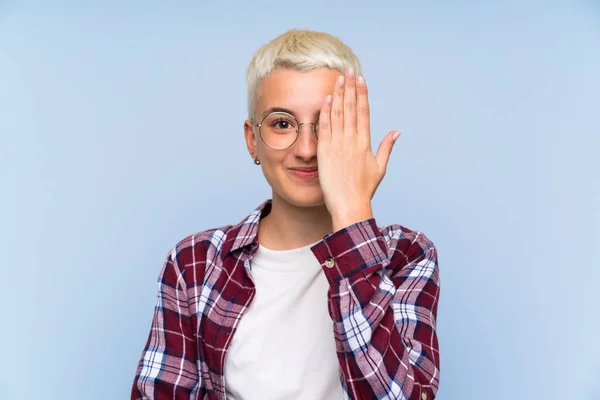 Teenager Dívka Bílými Krátkými Vlasy Přes Modrou Stěnu Pokrývající Oko — Stock fotografie