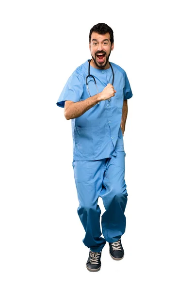Tiro Completo Cirurgião Médico Homem Correndo Rápido Sobre Fundo Branco — Fotografia de Stock