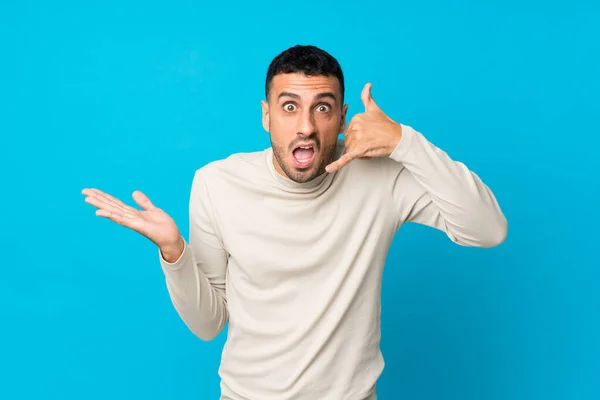 Joven Sobre Fondo Azul Aislado Haciendo Gesto Teléfono Dudando — Foto de Stock