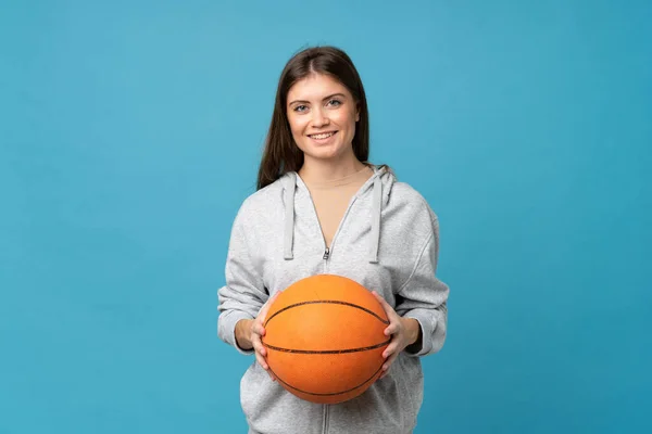 Jeune Femme Sur Fond Bleu Isolé Avec Balle Basket — Photo