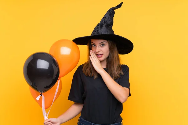 Giovane Strega Che Tiene Palloncini Aria Neri Arancioni Feste Halloween — Foto Stock