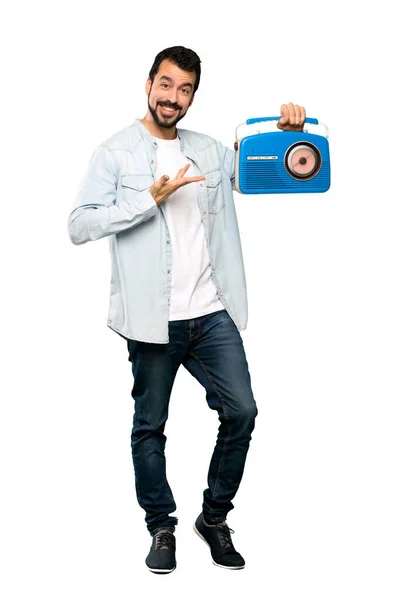 Knappe man met baard houden een radio — Stockfoto