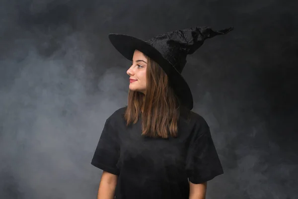 Mädchen Mit Hexenkostüm Für Halloween Partys Über Isoliertem Dunklen Hintergrund — Stockfoto