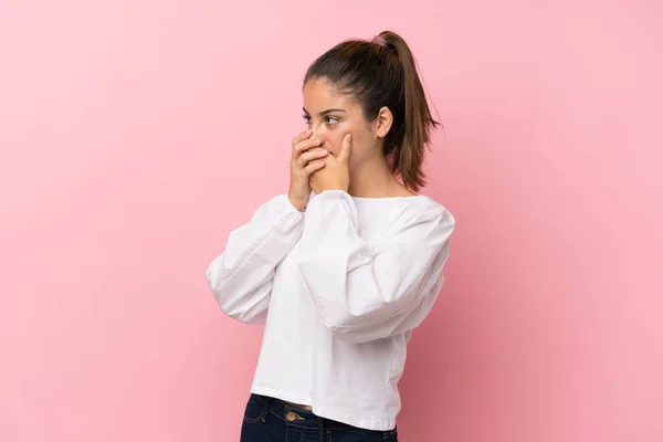 Menina Morena Sobre Fundo Rosa Isolado Cobrindo Boca Olhando Para — Fotografia de Stock