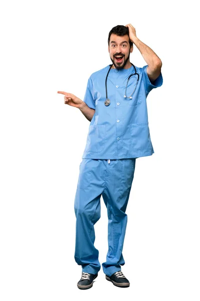 Full Length Shot Surgeon Doctor Man Surprised Pointing Finger Side — Stock Photo, Image