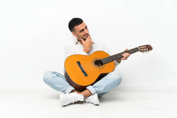 Junger Mann Sitzt Mit Gitarre Auf Dem Boden — Stockfoto