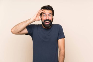 Şaşırmış ve şok olmuş yüz ifadesi olan sakallı bir adam.