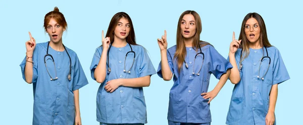 Grupo Enfermeiras Pensando Uma Ideia Apontando Dedo Para Cima — Fotografia de Stock