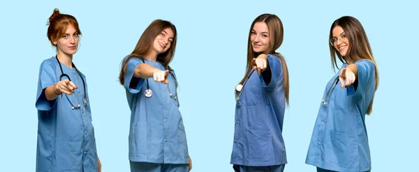 Grupp Sjuksköterskor Pekar Finger Dig Med Ett Tryggt Uttryck — Stockfoto