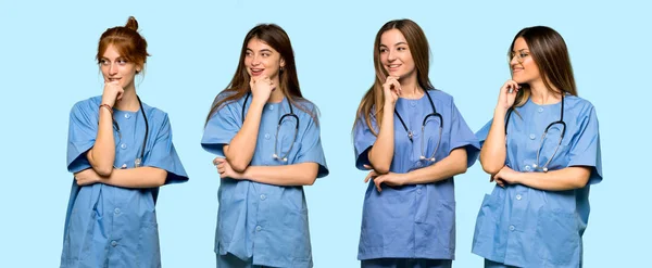 Grupp Sjuksköterskor Tittar Sidan Med Handen Hakan — Stockfoto