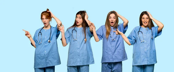 Gruppe Von Krankenschwestern Zeigt Mit Dem Finger Zur Seite Und — Stockfoto