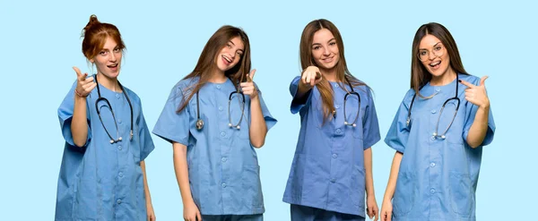 Grupa Pielęgniarek Wskazuje Palcem Ciebie Pewnym Wyrażeniem — Zdjęcie stockowe