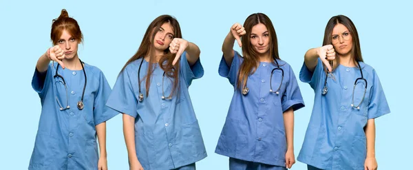 Группа Медсестер Показывает Знак Опусти Большой Палец Негативным Выражением — стоковое фото