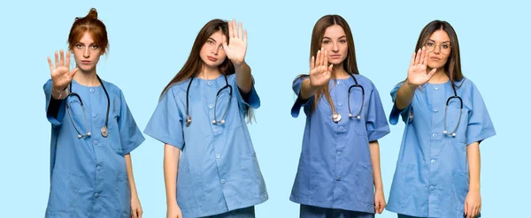 Μια Ομάδα Νοσοκόμων Που Κάνουν Χειρονομίες Αρνούμενοι Μια Κατάσταση Που — Φωτογραφία Αρχείου