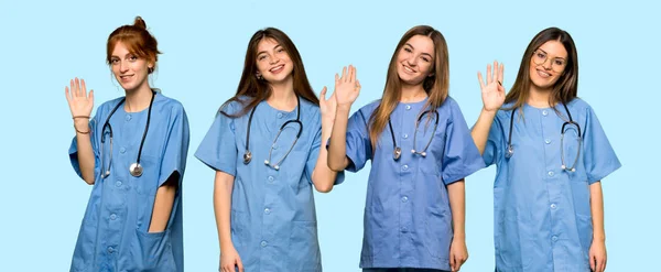 Ομάδα Νοσοκόμων Χαιρετούν Χέρι Χαρούμενη Έκφραση — Φωτογραφία Αρχείου