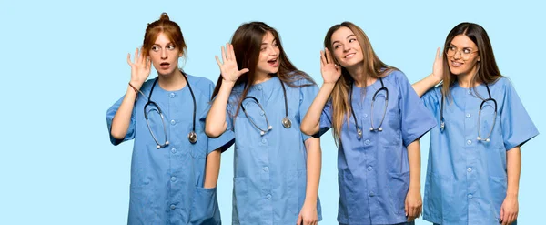 Gruppe Von Krankenschwestern Die Etwas Hören Indem Sie Die Hand — Stockfoto