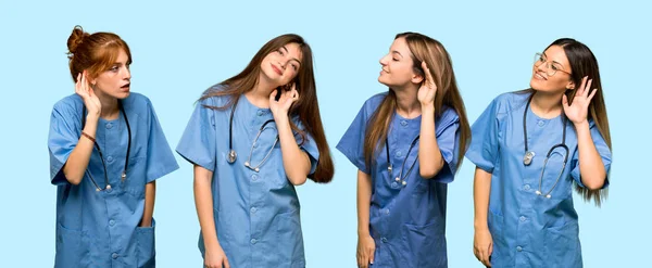 Grupo Enfermeras Escuchando Algo Poniendo Mano Oreja — Foto de Stock