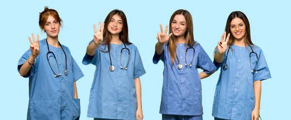Grupa Pielęgniarek Szczęśliwa Liczenie Trzech Palcami — Zdjęcie stockowe