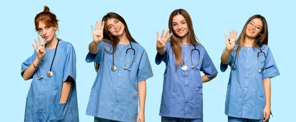 Grupo Enfermeiras Felizes Contando Quatro Com Dedos — Fotografia de Stock