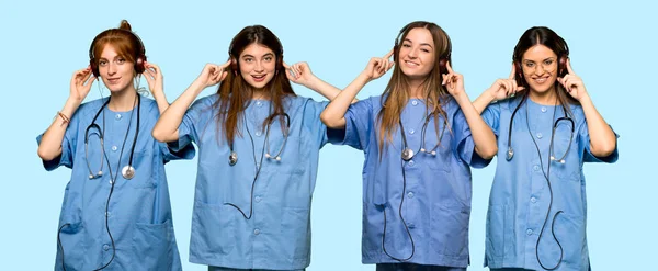 Gruppe Von Krankenschwestern Hört Musik Mit Kopfhörern — Stockfoto
