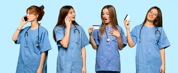 Grupp Sjuksköterskor Som För Ett Samtal Med Mobiltelefonen — Stockfoto