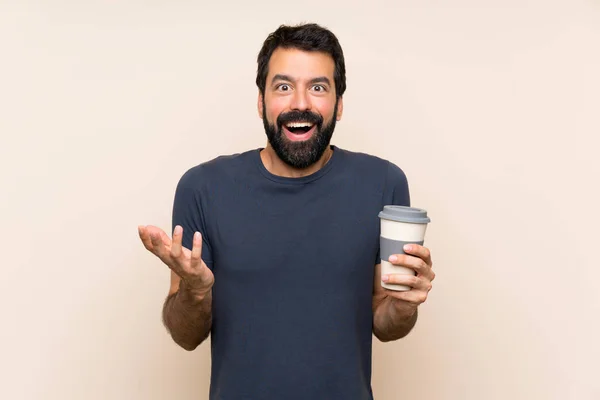 Homem Com Barba Segurando Café Com Expressão Facial Chocada — Fotografia de Stock