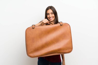 Genç kadın üzerinde izole beyaz arka plan tutan bir Vintage evrak çantası