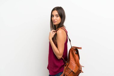 Sırt çantası ile izole beyaz arka plan üzerinde genç kadın