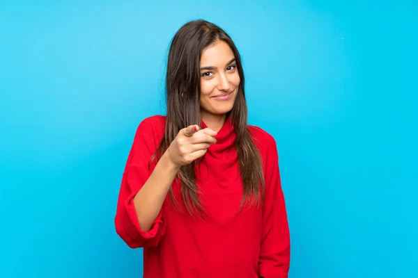 Jovem Mulher Com Suéter Vermelho Sobre Isolado Azul Fundo Aponta — Fotografia de Stock