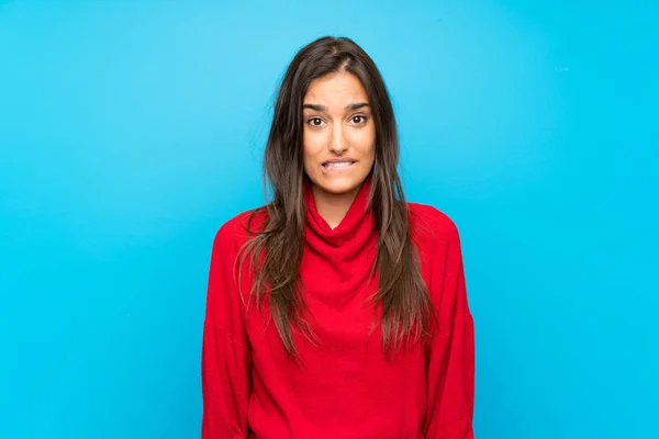 Jonge Vrouw Met Rode Trui Geïsoleerde Blauwe Achtergrond Hebben Twijfels — Stockfoto