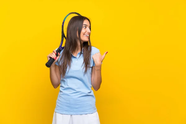 Giovane Tennista Donna Oltre Isolato Muro Giallo Che Punta Verso — Foto Stock