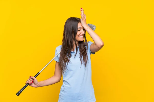 Giovane Golfista Donna Oltre Isolato Muro Giallo Capito Qualcosa Intendere — Foto Stock