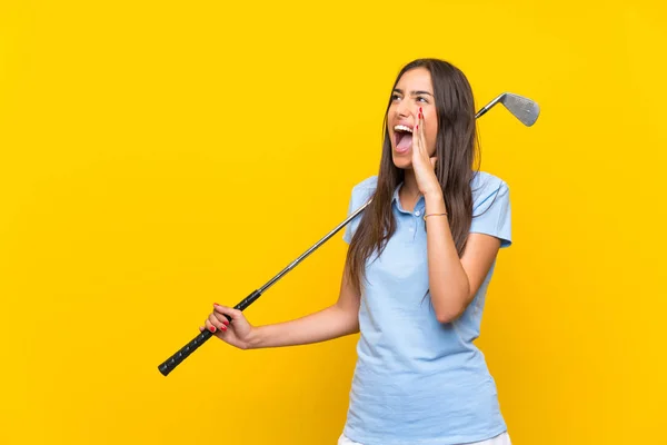 Giovane Golfista Donna Oltre Isolato Muro Giallo Gridando Con Bocca — Foto Stock