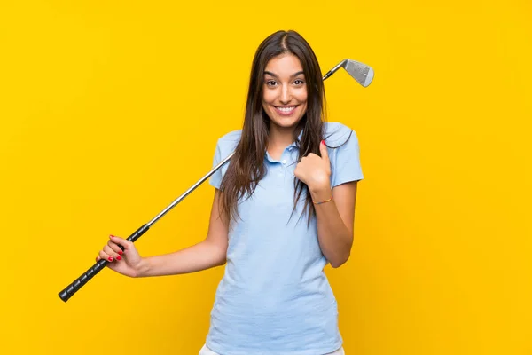 Young Golfer Woman Isolated Yellow Wall Surprise Facial Expression — Stock Photo, Image