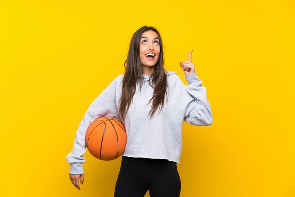 Young Woman Playing Basketball Isolated Yellow Background Intending Realizes Solution — Stock Photo, Image