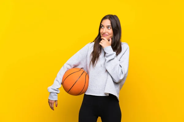 Giovane Donna Che Gioca Basket Sfondo Giallo Isolato Pensando Idea — Foto Stock