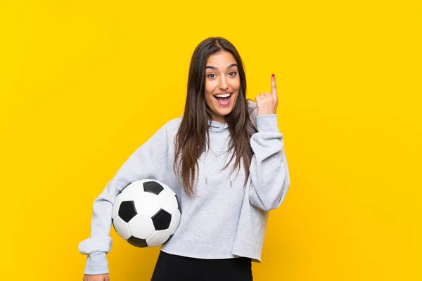 Młoda Piłkarka Kobieta Odizolowanym Żółtym Tle Wskazując Świetny Pomysł — Zdjęcie stockowe