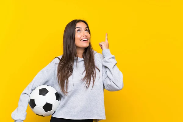 Νεαρή Γυναίκα Ποδοσφαιριστής Πάνω Από Απομονωμένο Κίτρινο Φόντο Σκοπό Συνειδητοποιήσει — Φωτογραφία Αρχείου