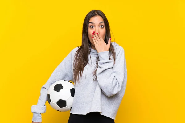 Giovane Giocatore Calcio Donna Isolato Sfondo Giallo Con Espressione Facciale — Foto Stock